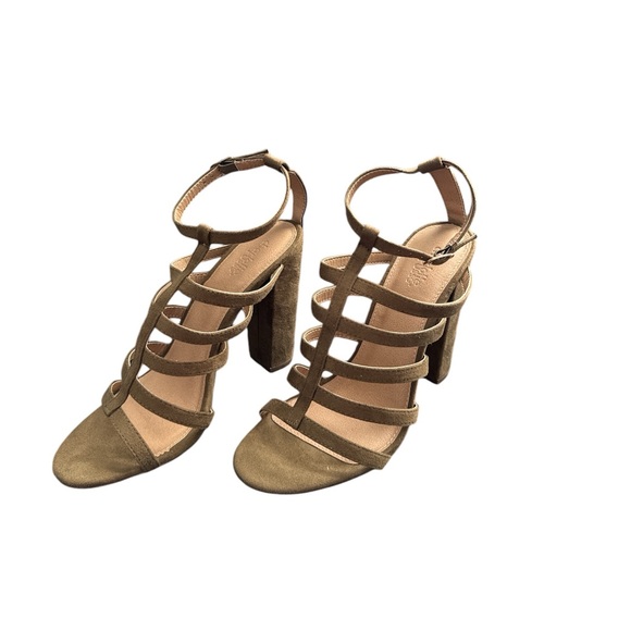 Charlotte Russe Faux Suede Chunk Heel - Picture 2 of 8